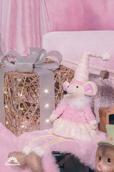 Photo du marché de Noël des jardineries Tournesols - Souris en peluche vêtue de rose